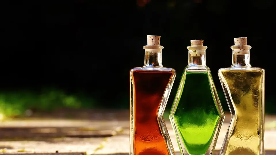 Varios frascos de perfume colocados uno junto a otro