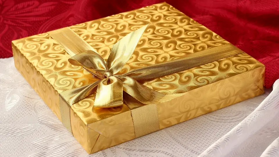 Regalos envueltos en dorado listos para las fiestas