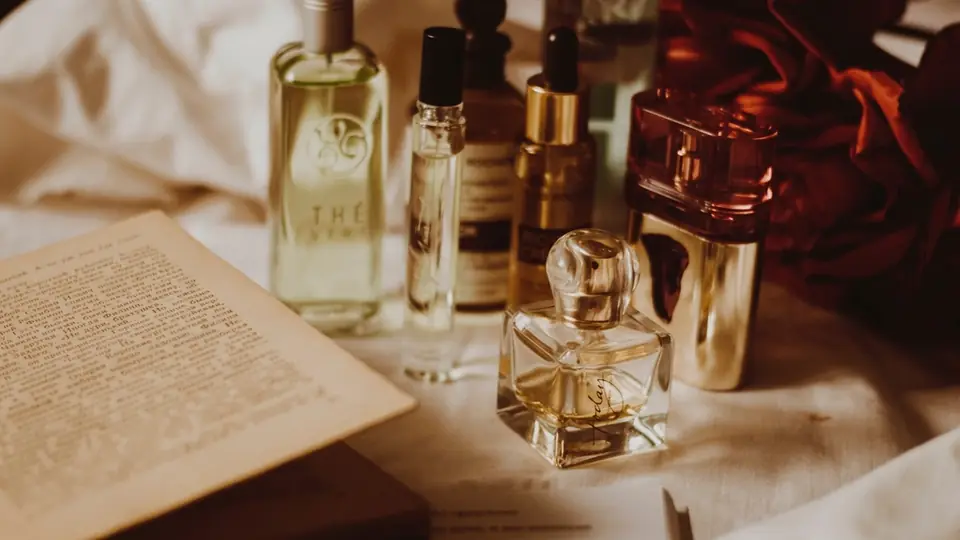 Frascos de perfume alrededor de un libro abierto