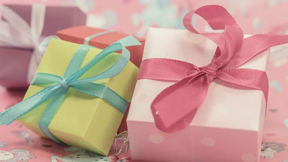 Montón de regalos envueltos en colores vivos